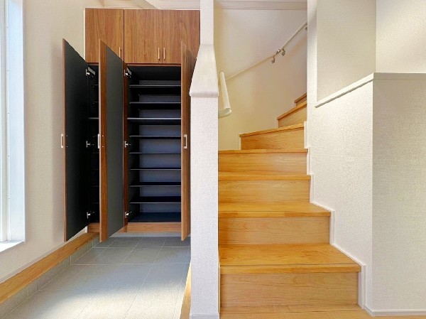 容量たっぷりのシューズクロークは可動式なので、ロングブーツなど長さのあるものも収納できます。玄関が綺麗に整頓されていると、お客様に与える印象もgood。