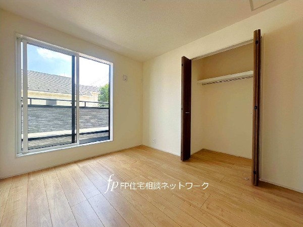 居室内のクローゼットには、使いやすい棚を設置。デッドスペースをなくし、効率よく収納すればキチンと片付きます。