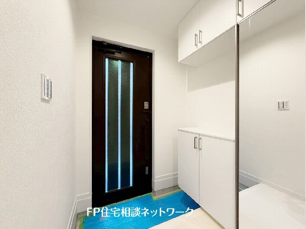 玄関ホールがスッキリ広々としていると帰る時も出ていく時も気持ちが良い。来客を出迎える玄関が綺麗ならその家の印象が良くなる。