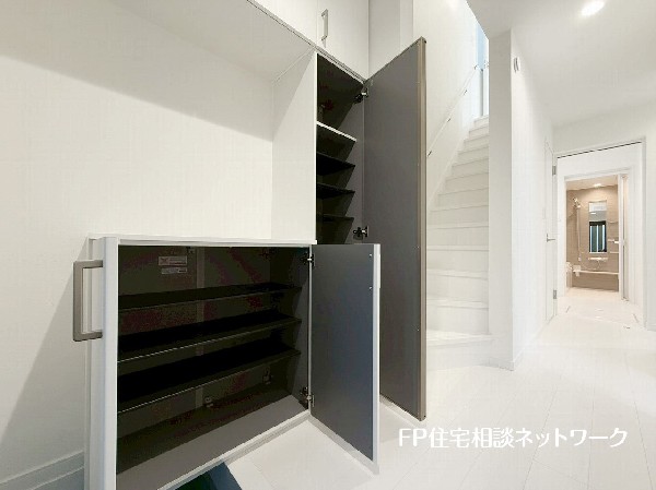 散らかりがちな玄関をスッキリと保てる玄関収納は、家の中に入る時一番最初に目に付く場所だからこだわりたい。落ち着いた色目が、室内のカラーやデザインと調和。