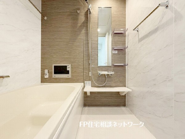 ゆったり入れる一坪バス。足を伸ばして入れるサイズは一日の疲れを癒すのに嬉しい広さ。お子様と一緒の入浴でも充分な広さです。