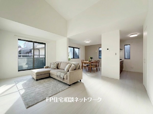 ■リビング■本画像はAIがCGで家具作成しており、実際の現地に家具は設置されておりません。また、販売価格に家具等は含まれておりません。