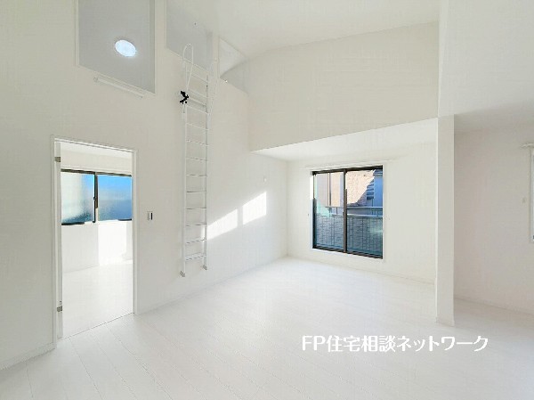 オープンな空間を生み出す、広がりとゆとり。家族と過ごす時間を大切にしたい方にぴったりのゆとりある住空間です。日差しがリビングの隅々までしっかりと届きます。