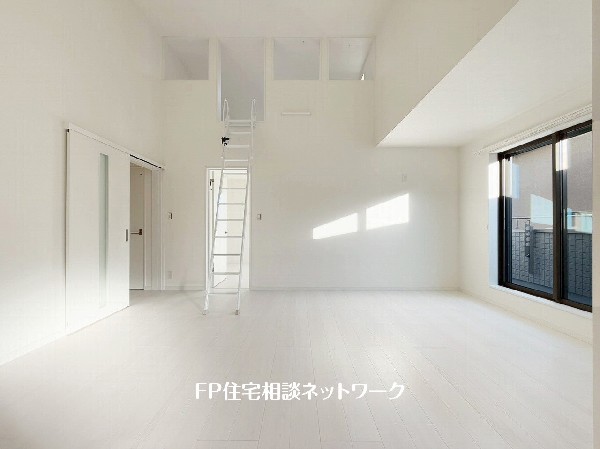 20帖の広々ＬＤＫ。ダイニングテーブルやソファーなどの家具もしっかりと配置できます。ゆったりとした広さの空間でご家族だんらんの時間をお過ごしください。