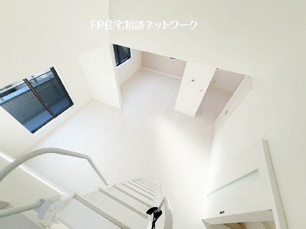 開放感を演出する勾配天井。実際の広さよりも空間の広がりを感じるので、より開放的な気分になります。シーリングファンがとてもよく似合う、お洒落なＬＤＫを演出できます。