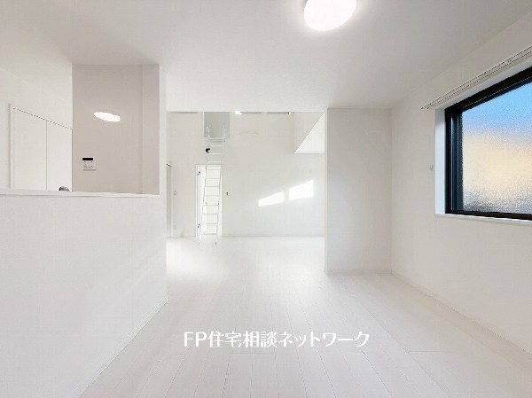 家族だんらんのスペースとなるリビング。家具の配置がしやすい広さを確保しつつ、窓が多い設計は色々な角度から光が取り込めるこだわりの間取りです。