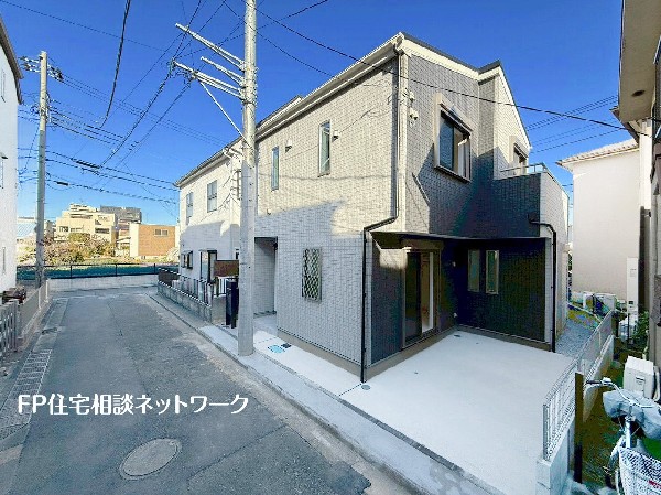 外観:東急東横線「元住吉」駅徒歩15分！閑静な住宅街に4部屋完備の大型2階建て住宅、LDKも20帖あり家族の憩いの空間に最適です。