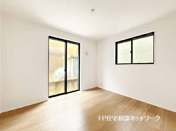 2面採光でお部屋の隅々まで明るい印象の居室。おひさまの光を、爽やかな風をたっぷりと取り込めます。居室内はいつも明るいので、毎日の生活も自然と明るくなりますね。