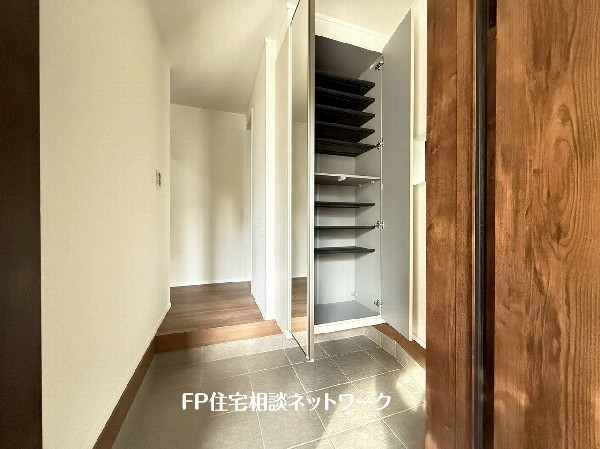 散らかりがちな玄関をスッキリと保てる玄関収納は、家の中に入る時一番最初に目に付く場所だからこだわりたい。落ち着いた色目が、室内のカラーやデザインと調和。