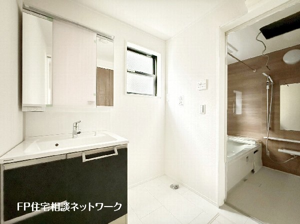 鏡の裏に収納棚を確保した三面鏡を採用。化粧品や歯ブラシなどを機能的に収納。