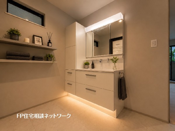 【参考プラン　建物面積100ｍ2　建物参考価格　2200万円（税込）】鏡の裏に収納棚を確保した三面鏡を採用。化粧品や歯ブラシなどを機能的に収納。