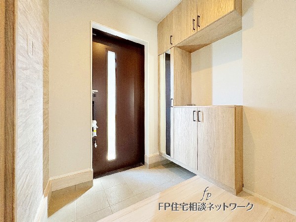 広々とした玄関ホール。戸建ならではのゆとりを感じます。天井までの玄関収納があるので靴がたくさんあっても安心です。レインブーツやベビーカーなども収納しやすく、きちんと感のある玄関に。