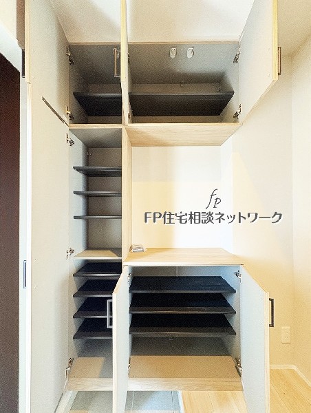 玄関収納は、天井まであるタイプのため、家族全員の履物がたっぷりと収納できます。玄関まわりに置いておきたい、外遊び道具、掃除道具など、玄関周りがすっきりします。