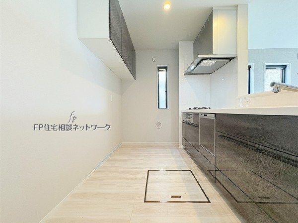 新しいキッチンは食事の支度も楽しく出来る。お手伝いをしてくれるお子様と並びながら準備や片付けが出来るキッチンは、ご家族のコミュニケーションを育む場として活躍します。