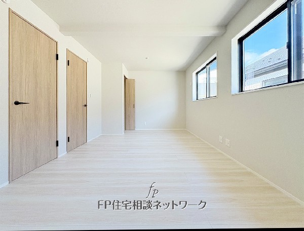 白を基調とした室内で明るく、ゆったり寛げる空間です。収納スペースも十分。学習デスクやベッドの配置もラクラクです。