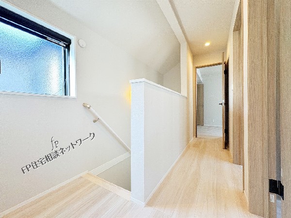 階段部分には大きな光取りの窓を配置しました。日中は明るい光が差し込み、夜にはライトで綺麗に照らされます。お掃除の時などは空気の換気などにも利用できます。