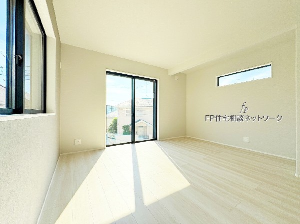 リビングは大きな窓からたっぷりと光が注ぎ、明るい空間を創り出しています。ゆったりとした広さの空間でご家族だんらんの時間をお過ごしください。