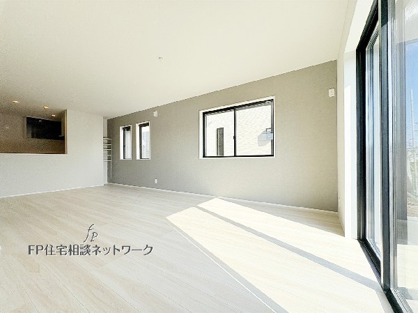 想像以上の質感が訪れる者の心を離さない。フローリング素材、窓の配置、壁面タイル、カラーバランス、どれをとってもワンランク上の仕上がり。この邸宅の「上質な暮らし」を堪能してほしい。