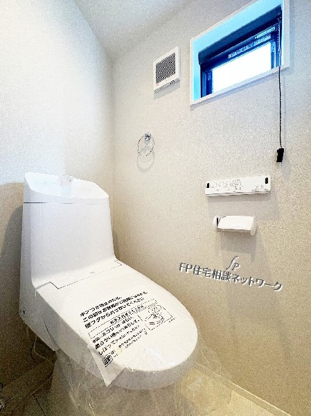 ウォシュレット、暖房便座機能付のトイレです。従来型に比べ節水効果があり、お手入れもしやすいので、家計も家事の負担も軽減してくれます。