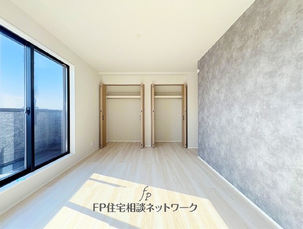 大きな窓で日差しを長時間受ける事が出来る暖かいお部屋です。ナチュラルなデザインで落ち着きのある居室は、毎日の生活に豊かさを感じます。