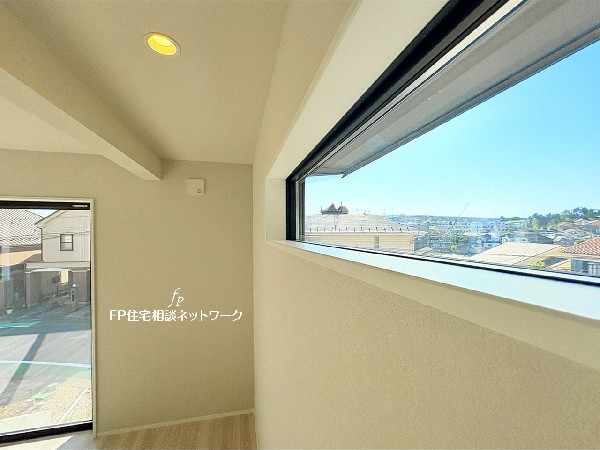 南に面した窓から光が降りそそぐ開放的な洋室。太陽の光はもちろん、爽やかな風が吹き抜けます。自然の恵みが、快適で心地の良い空間を演出してくれます。