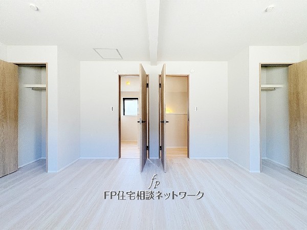 2階居室部分は、いつも明るく開放的な空間。ナチュラルなフローリングとシンプルな壁紙で清潔感あるお部屋。各部屋にクローゼット完備しています。