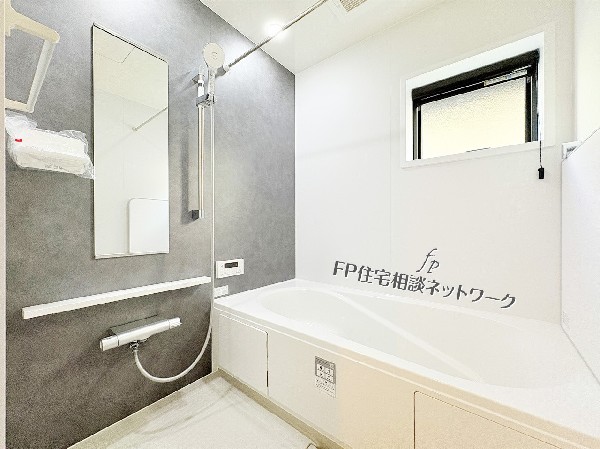 ユニットバスはゆったりとくつろげる1坪タイプ。足までしっかりと伸ばせる浴槽は、心身ともにしっかりと疲れを癒してくれます。お子様と一緒の入浴でも充分な広さです。