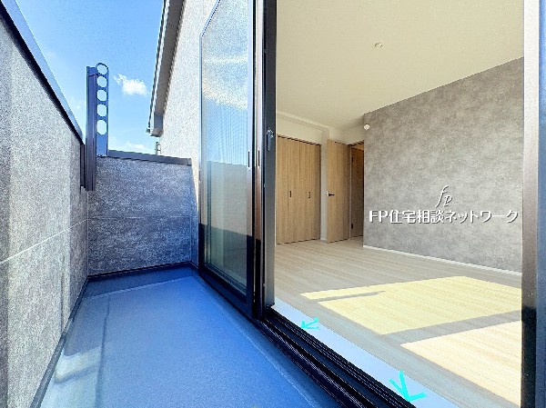 外観:室内と屋外を繋ぎ、通風を良くするバルコニー。建物内にも日差しが入りやすく、生活空間を豊かにします。広々としたスペースで、大量の洗濯物や布団も太陽の匂いが感じられる心地よさ。