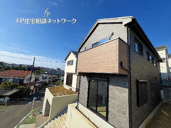 外観:ゆとりのある閑静な住宅街。飽きのこないシンプルな外観。交通量も少なく、陽当り良好。小さなお子さまがいるご家庭でも安心して生活することができます。