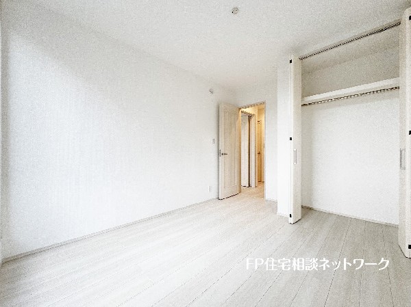 収納力が豊富な大型クローゼット。普段着やスーツはもちろんのこと、コート類などもしっかり掛けられます。奥行きもあり、部屋がスッキリしますね。