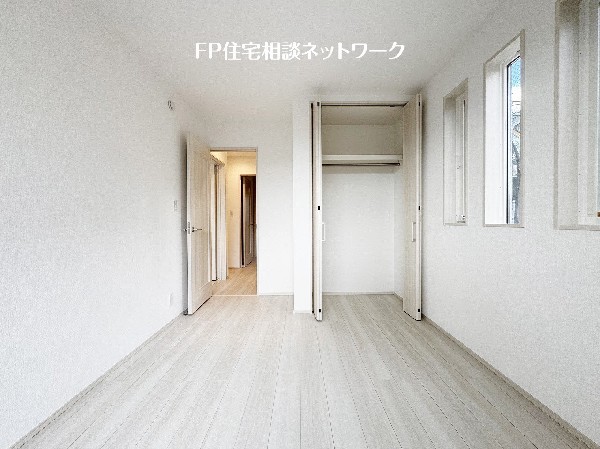 2面採光でお部屋の隅々まで明るい印象の居室。おひさまの光を、爽やかな風をたっぷりと取り込めます。居室内はいつも明るいので、毎日の生活も自然と明るくなりますね。