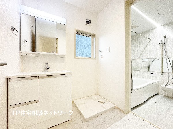 鏡の裏に収納棚を確保した三面鏡を採用。化粧品や歯ブラシなどを機能的に収納。また、三面鏡の本当の利点は三枚の鏡を合わせることで、頭の側面や背面が見れること。