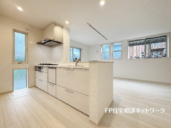 リビングで遊ぶお子様を見守りながらお料理が出来る対面式カウンターキッチンは、料理をしながらご家族との会話を楽しめます。毎日のお料理も楽しくなりますね。