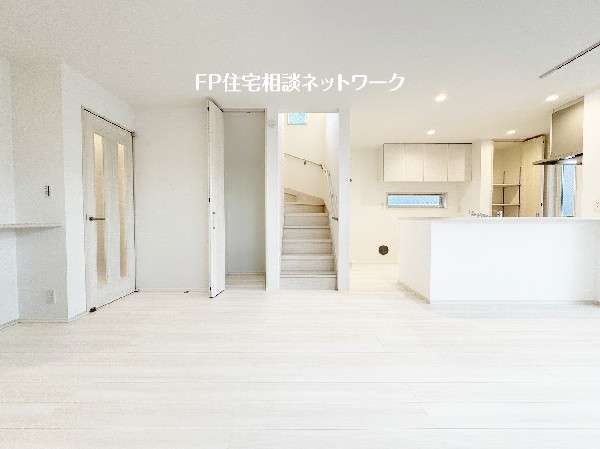 想像以上の質感が訪れる者の心を離さない。フローリング素材、窓の配置、壁面タイル、カラーバランス、どれをとってもワンランク上の仕上がり。