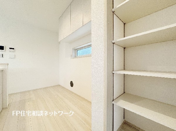 キッチン横にあるパントリー。調味料やお酒はもちろんのこと、お水や非常食などの備蓄庫としても活躍する「万能型収納」です。