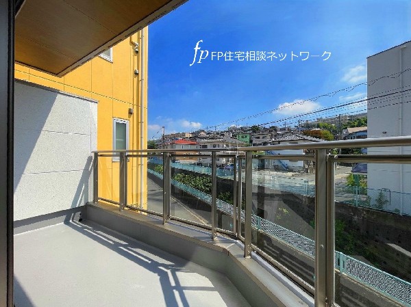 矢上川を望む景観。空と緑と水の調和に、日々心は癒される。開放感を求めている方にはピッタリの物件かもしれない。