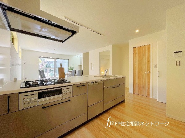 スタイリッシュなオープンキッチンは、収納豊富なこだわりの空間に仕上がりました。ご家族と一緒にお料理したり、ホームパーティなどでもみんなで楽しめる空間です。