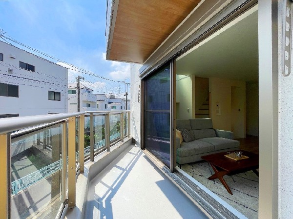 大きな窓とバルコニーに面し、圧倒的な開放感を感じる2階リビング。窓から見える田園風景はご家族の団欒に穏やかでのどかな空気をもたらします。