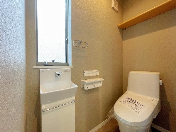 ウォシュレット、暖房便座機能付のトイレです。従来型に比べ節水効果があり、お手入れもしやすい一体型。家計も家事の負担も軽減してくれます。