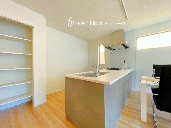 防災備蓄用品や食品のストックの置場にも便利なパントリーを完備。非常用の水は一人1日当たり3リットル、食料は最低3日分、できれば1週間分が必要とされています。