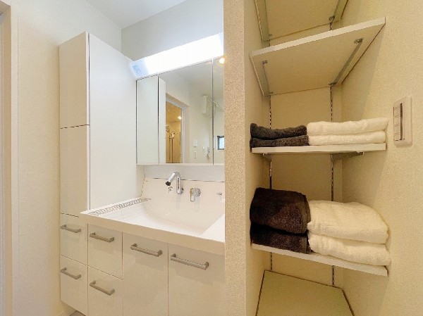 広々洗面室で、朝の身支度も快適スムーズに。アメニティ用品やパジャマ、タオル等が収納できる便利な洗面室収納が充実。