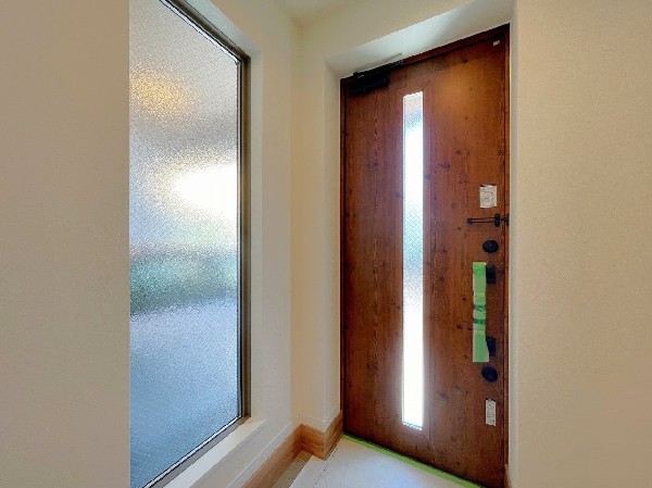 玄関ホールには大きな窓があり、自然光が射し込み、住まう人、訪れる人を心地よく迎え入れてくれます。