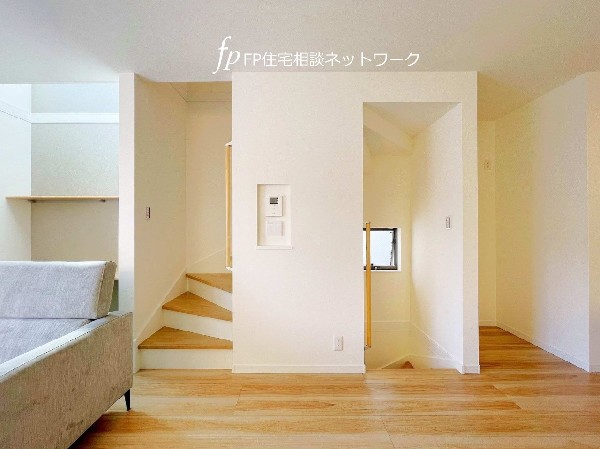 リビングを通過して2階へと登れるリビングイン階段。ただいま、おかえり、の声が響き渡る。毎日大切な家族とコミュニケーションが取れる家族思いの間取りを作りました。