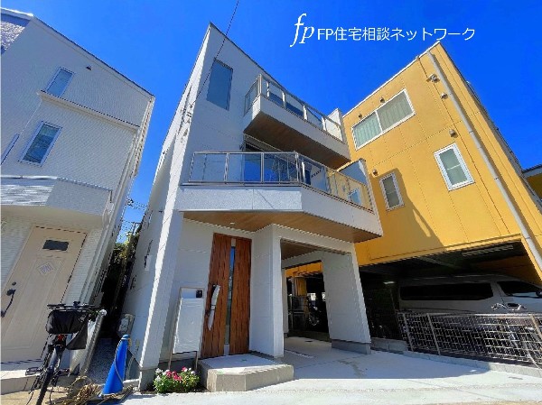 外観:快適な緑に恵まれた閑静な住宅地に、新築3階建が誕生しました。公園やスーパーも近く、環境も申し分ないので子育てには最適。