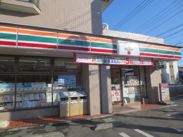 周辺環境:セブンイレブン川崎野川くぬぎ坂店(セブンミールは大好評です。今や公共料金の支払いや宅配など、色々な用途があるコンビニは必須ですね。)