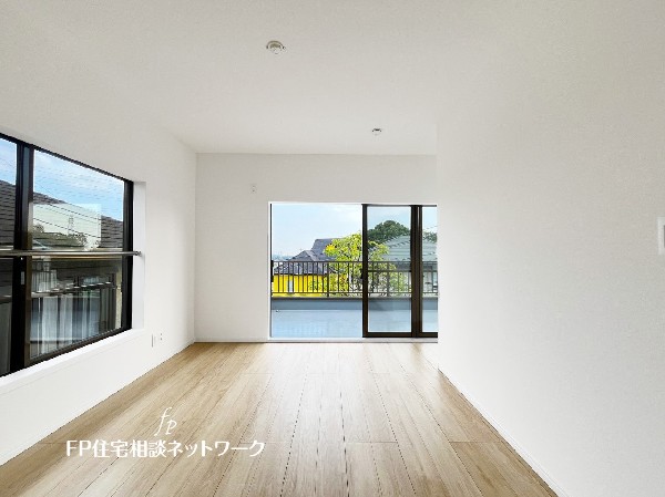 2面採光でお部屋の隅々まで明るい印象の居室。おひさまの光を、爽やかな風をたっぷりと取り込めます。居室内はいつも明るいので、毎日の生活も自然と明るくなりますね。