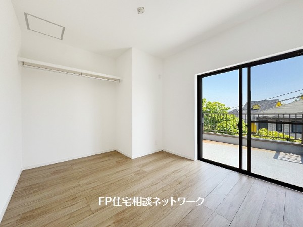2面採光でお部屋の隅々まで明るい印象の居室。おひさまの光を、爽やかな風をたっぷりと取り込めます。居室内はいつも明るいので、毎日の生活も自然と明るくなりますね。