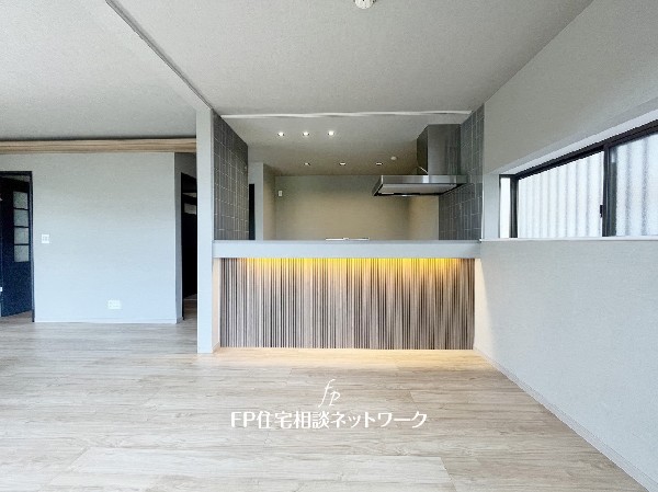 リビングで遊ぶお子様を見守りながらお料理が出来る対面式カウンターキッチンは、料理をしながらご家族との会話を楽しめます。毎日のお料理も楽しくなりますね。