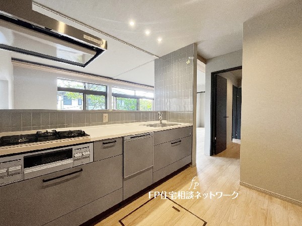 対面式のカウンターキッチンですので、出来上がったお料理をカウンターに並べてお子様が運ぶなど、お手伝いの時間も増えそうですね。