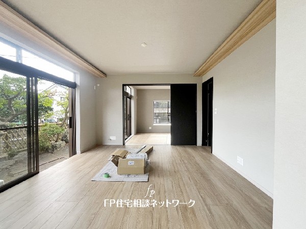 大切な家族が集まるからこそLDKにはこだわりたい。日当たりのよい広いＬＤＫを、子供たちが元気に走り回っている姿を見た時「広い家にして良かった」と思う。